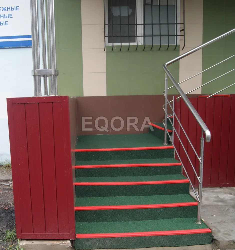 Противоскользящее покрытие на ступени крыльца из резиновой крошки в Наро-Фоминске