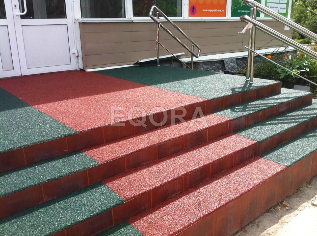 Резиновое покрытие на травмоопасные участки из резиновой крошки в Наро-Фоминске