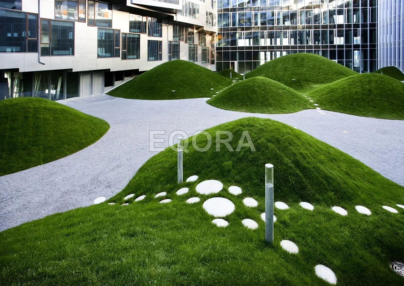 Из каких материалов состоит искусственный газон?